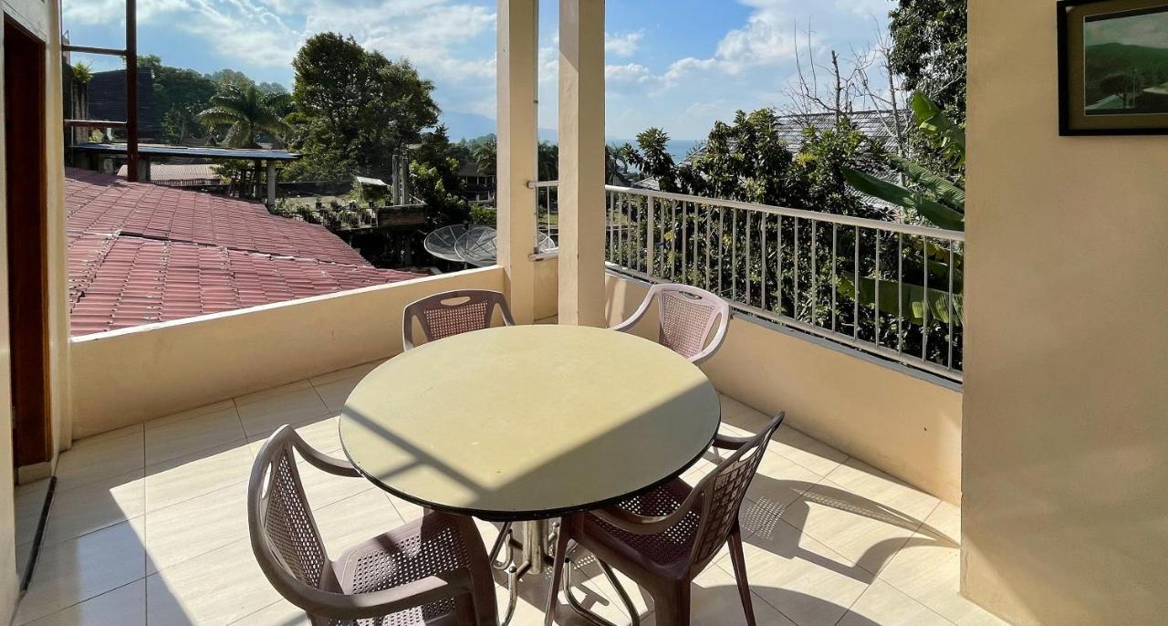 Valencia Homestay Redpartner Parapat Dış mekan fotoğraf