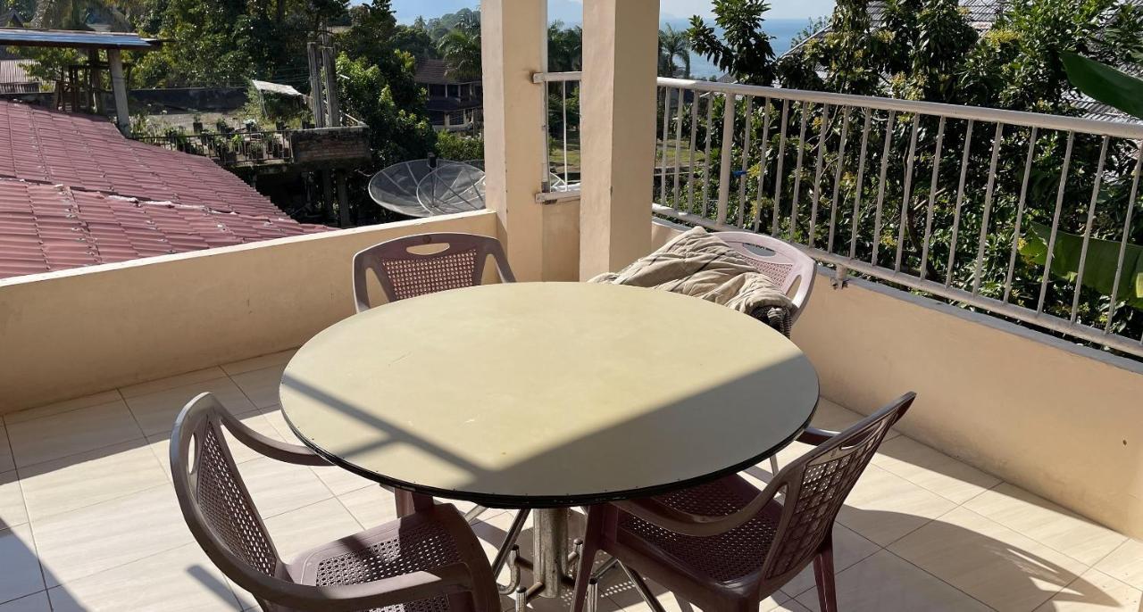 Valencia Homestay Redpartner Parapat Dış mekan fotoğraf